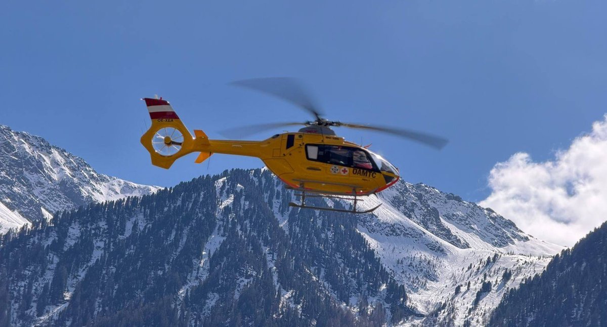EC135 ÖAMTC Rettungshelikopter in den Alpen